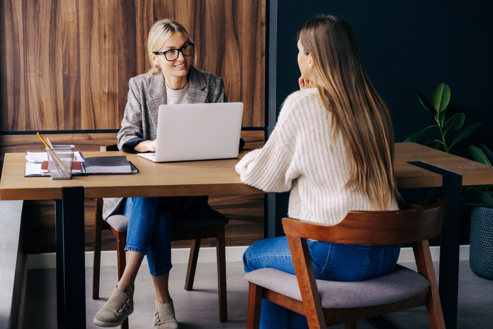 HR-leder, en dame, har en-til-en samtale med en kvinnelig ansatt i en bedrift